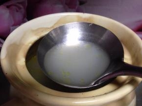 
转中小火煲40分钟左右至汤浓白