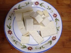 
煲汤期间来准备蔬菜：北豆腐切成四方块