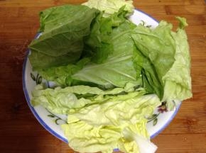白菜叶洗净切成大段