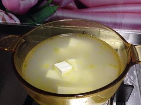 另取锅倒入适量鸡汤加入豆腐煮开，调入少量盐（豆腐比较吸味，盐的用量要比平时做汤少）