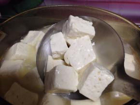 
转中小火煮到豆腐内部出现蜂窝组织