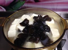 倒入木耳煮开
