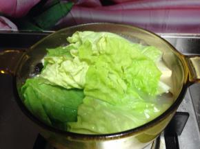 
最后倒入白菜叶煮至软蔫即可