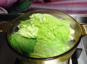 
最后倒入白菜叶煮至软蔫即可