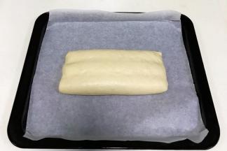 收口朝下，放入铺有油纸的烤盘上。