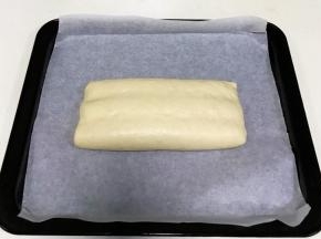 收口朝下，放入铺有油纸的烤盘上。