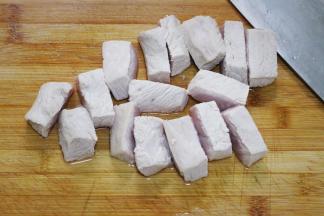 把焯过水的里脊肉切成4～5厘米的长条状。