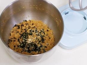 打好之后，剪入海苔碎和加入熟白芝麻，拌匀。