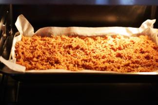 入烤箱中层，上下火170度烤10分钟，中途烤至5分钟时取出给肉丝翻个面。