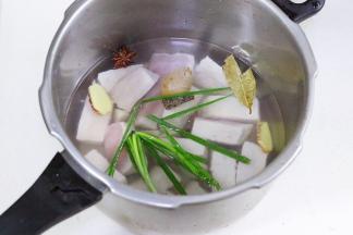 把里脊肉、八角、香叶、桂皮、葱、姜片、蒜、盐、料酒和适量的清水一起放入高压锅内，清水刚好没过食材。