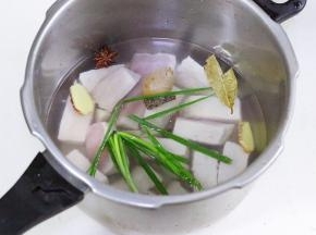 把里脊肉、八角、香叶、桂皮、葱、姜片、蒜、盐、料酒和适量的清水一起放入高压锅内，清水刚好没过食材。