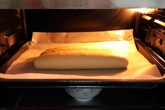 把面团放入烤箱内进行二发，开启烤箱发酵功能，可设定发酵温度35度，在烤箱下层放碗温水增加湿度。