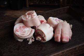 将每个猪手剁成4块。
我是顺着猪手的横截面剁3刀，剁成4块的，这样剁出来的猪手炖熟后猪手的皮仅仅的裹着猪手的骨头，肉皮更紧实更Q弹。

