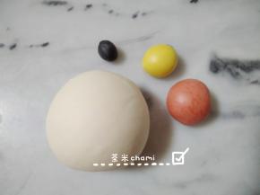 全部的材料(1)拌匀.揉光滑，
分出15克面团，揉入红曲粉，
10克面团，揉入南瓜粉，
3克面团，揉入竹炭粉。