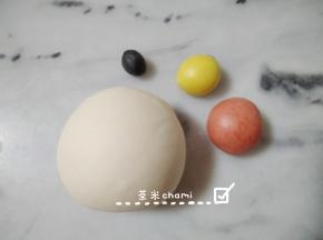 全部的材料(1)拌匀.揉光滑，
分出15克面团，揉入红曲粉，
10克面团，揉入南瓜粉，
3克面团，揉入竹炭粉。