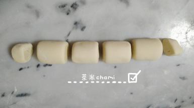 .卷好后，平均切成小块。这就是刀切馒头。