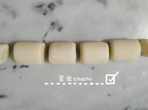 .卷好后，平均切成小块。这就是刀切馒头。