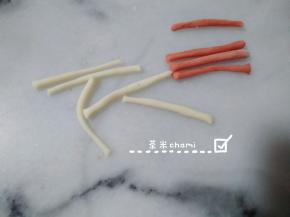 第一款造型：
把白面和红面搓成细条，
