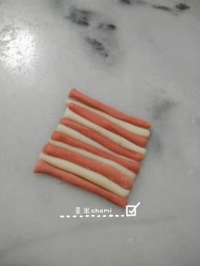 然后红白相间的组合好，
切出一个平行四边形的面片。