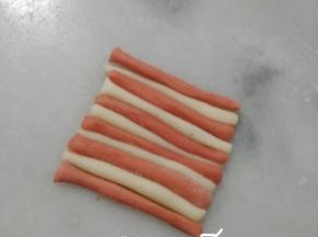 然后红白相间的组合好，
切出一个平行四边形的面片。