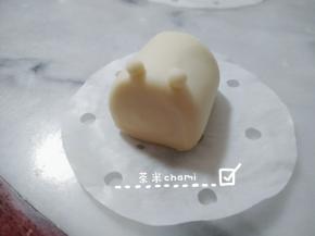 接着搓两个圆面团当耳朵，抺水粘紧。
