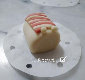 再把做的双色面片贴到馒头上。