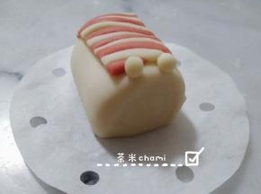 再把做的双色面片贴到馒头上。