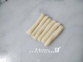 第二款造型，把白面团搓成细条，并列排好。