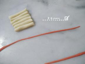 红面团搓细条，但再比白面条再细小一些。