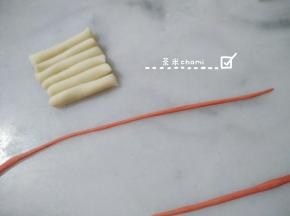 红面团搓细条，但再比白面条再细小一些。