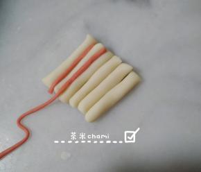 接着把红面条填粘在两条白面条中间，以此类推。