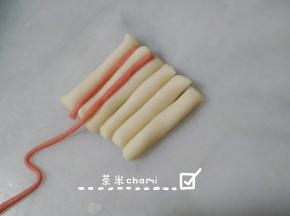 接着把红面条填粘在两条白面条中间，以此类推。