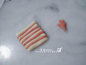 再搓一小圆平的红面团，压扁后，剪出虾尾形状。