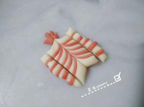 双边切整齐，用牙签压拉出花纹。