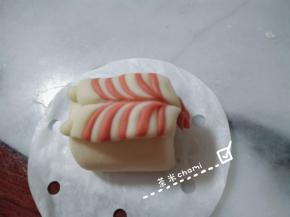 把虾贴到馒头上。