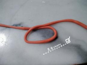 第三款造型：红面搓成细条，围成一圈。