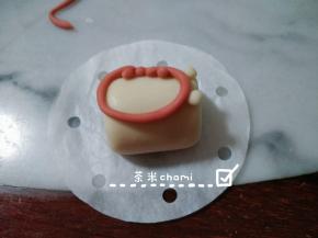 大小刚好圈住馒头便可。再用红面团，搓出若干的小圆，铺满圈内。