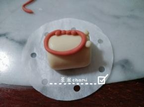 大小刚好圈住馒头便可。再用红面团，搓出若干的小圆，铺满圈内。