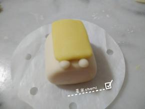 第四款造型：黄面团擀平，切出长方形。抹水贴到馒头上。