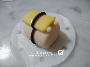 黑面团搓出细条，把馒头围一圈。