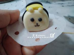 再用黑面团整出眼睛和嘴巴。全部做好后，夏天室温发酵40分钟，冬天烤箱发酵40分钟，蒸10分钟。