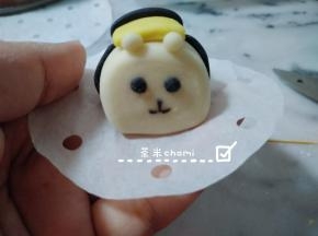 再用黑面团整出眼睛和嘴巴。全部做好后，夏天室温发酵40分钟，冬天烤箱发酵40分钟，蒸10分钟。