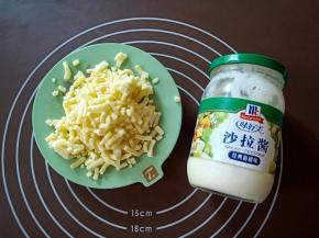 准备芝士碎与沙拉酱