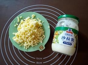 准备芝士碎与沙拉酱