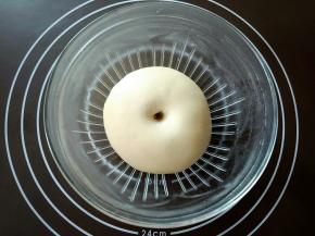 发好的面团，手指戳个眼，不回缩就发酵好了