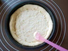 把沙拉酱均匀涂抹在饼皮上