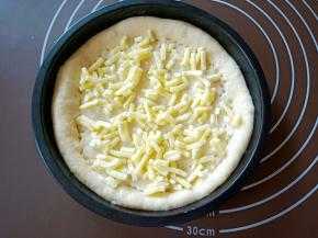 撒上二分之一的芝士碎