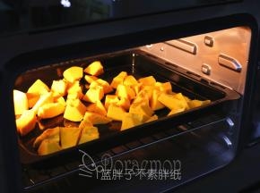 贝贝南瓜去皮，切成小块，送入蒸烤箱，110℃，蒸20分钟，直到南瓜能用筷子轻易戳出一个洞。
