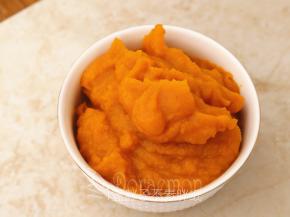 蒸好的南瓜用料理机打成泥。