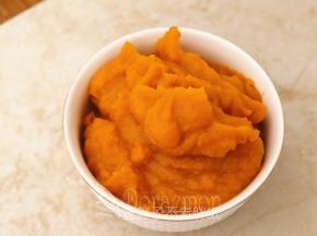 蒸好的南瓜用料理机打成泥。